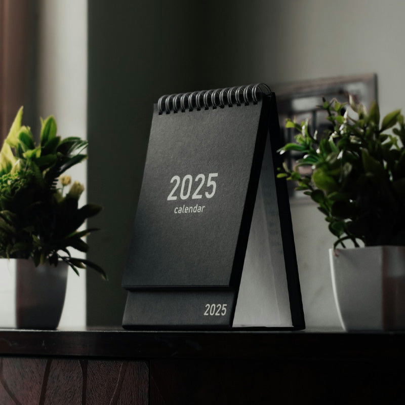 2025 desk calendar with plants