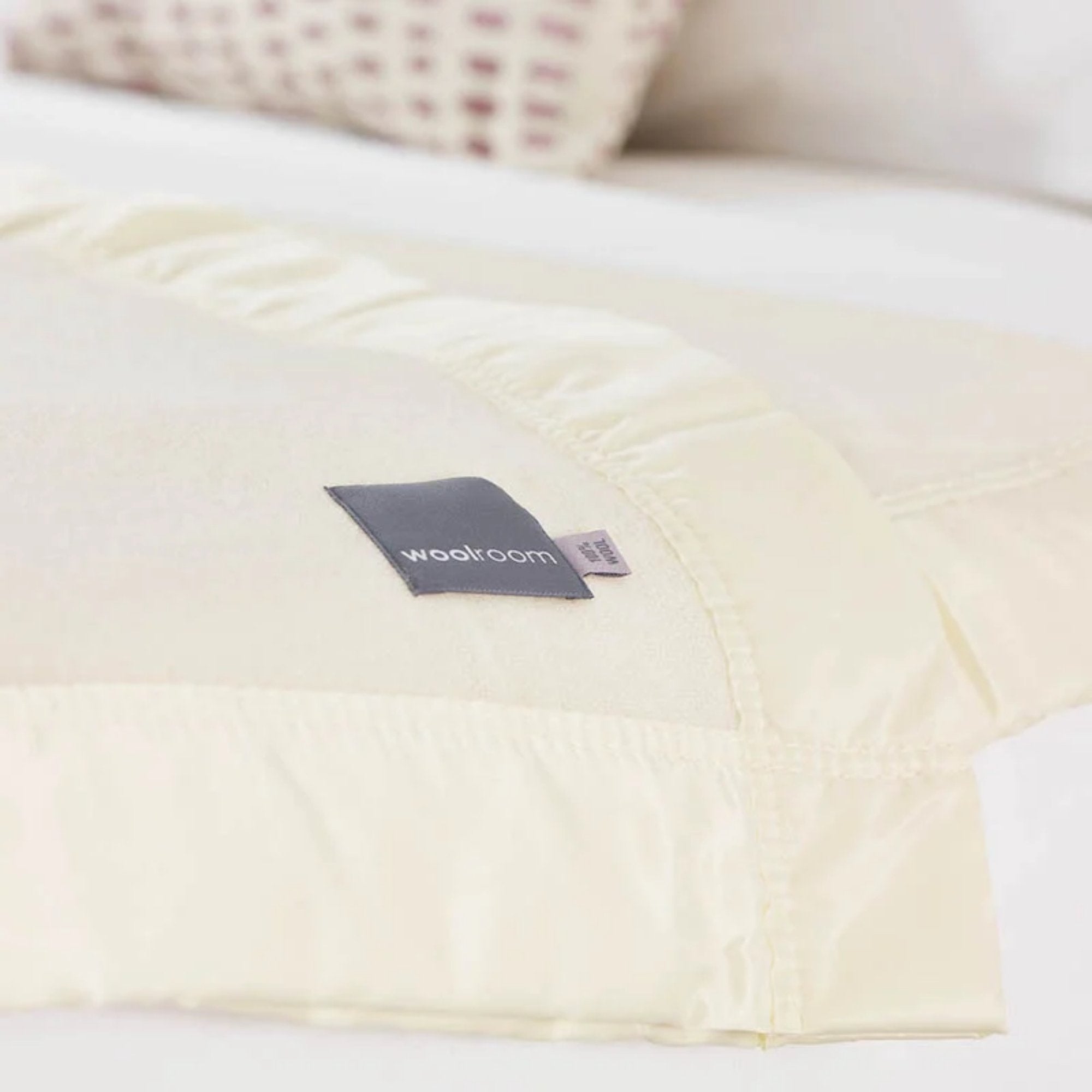 The Woolroom Wharfedale Lambswool Bed Blanket in the color Pearl is a soft 100% lambswool with a satin edge. 